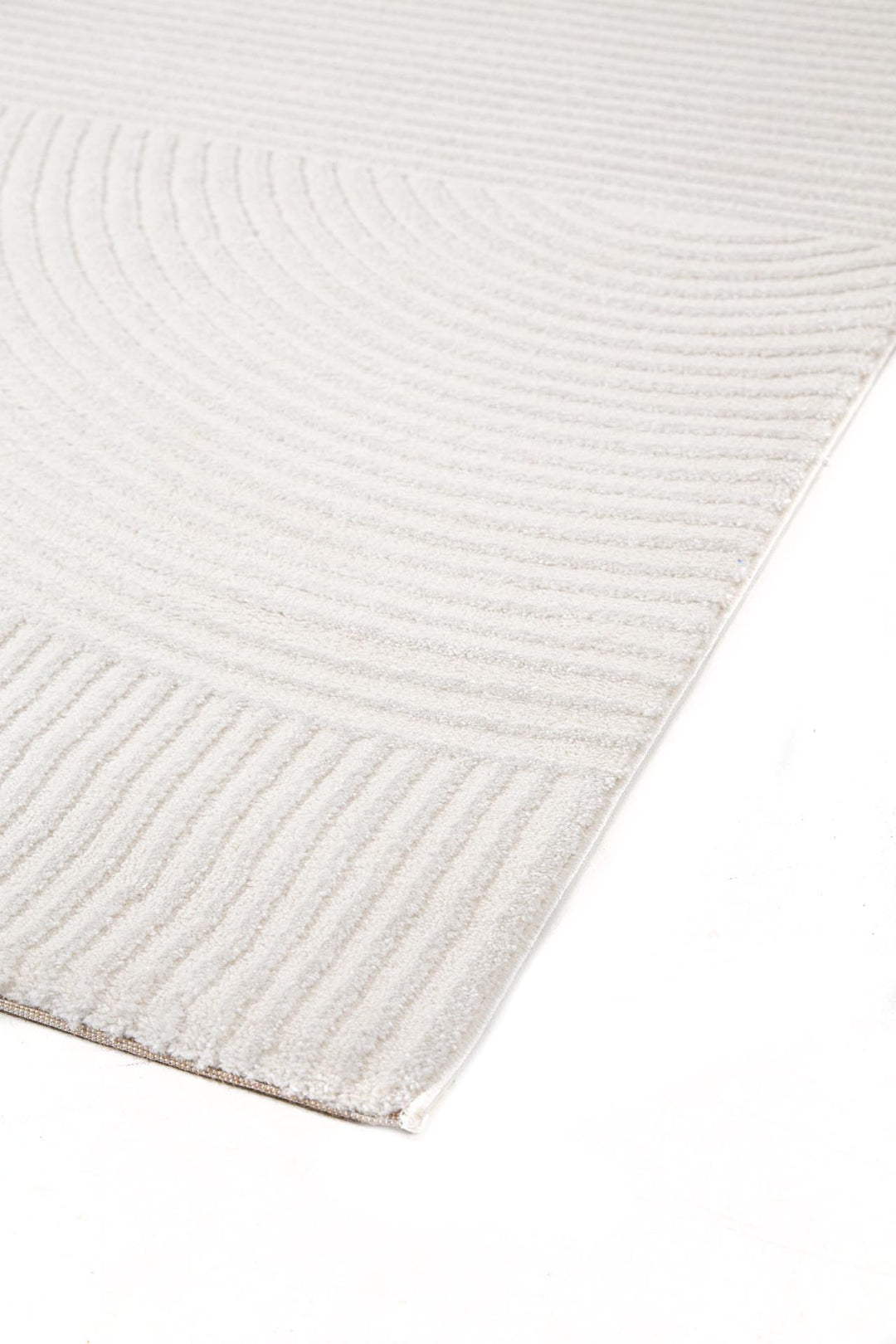 Λεπτομέρεια χαλιού Organic Royal Carpet σε cream τόνους, με ανάγλυφο σχέδιο γραμμών και κύκλων, κοντινή όψη της υφής.