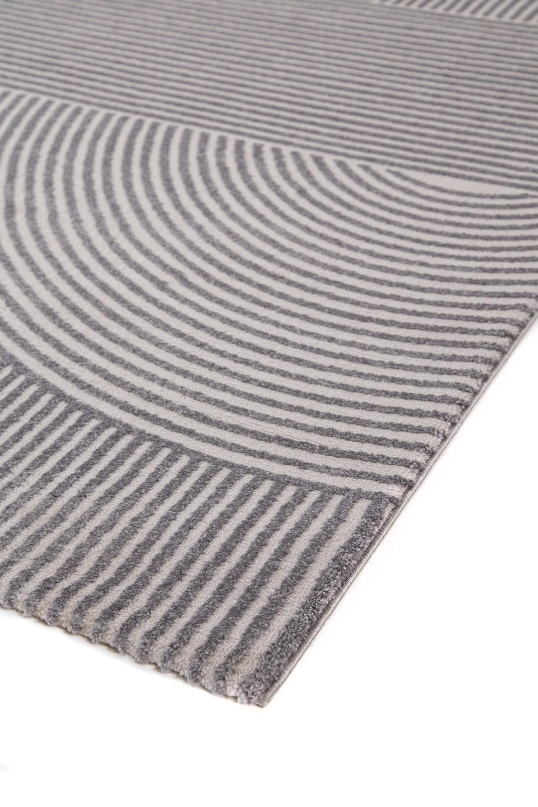 Λεπτομέρεια χαλιού Organic Royal Carpet σε γκρι-εκρού αποχρώσεις, με ανάγλυφο γεωμετρικό μοτίβο από κυκλικές και ευθείες γραμμές.