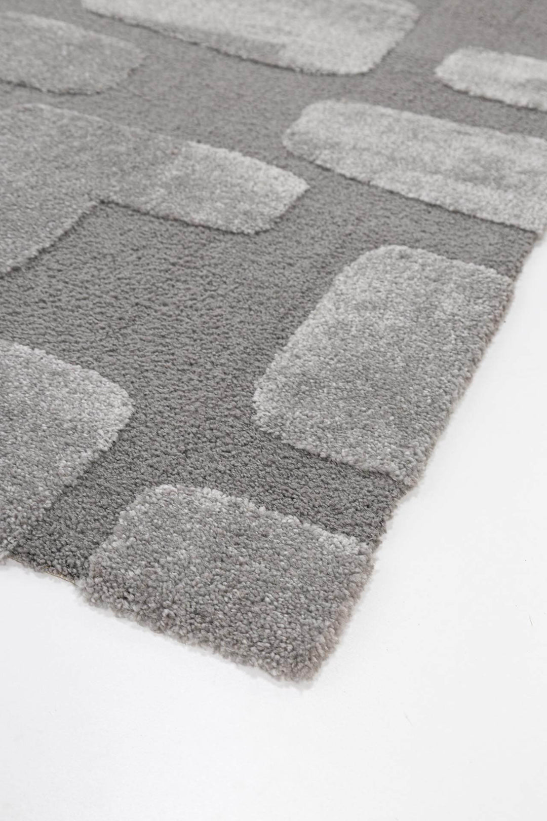 Χαλί Cocoon της Royal Carpet σε ουδέτερη απόχρωση, σε κοντινή λεπτομέρεια, με προσεγμένο σχέδιο της σειράς και εμφανή υφή επιφάνειας.