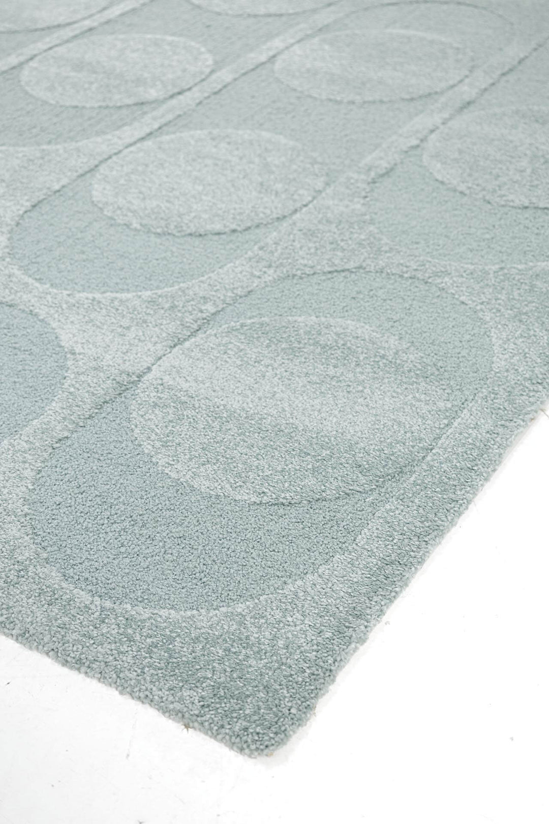 Χαλί Cocoon της Royal Carpet σε ουδέτερη απόχρωση, σε κοντινή λεπτομέρεια, με προσεγμένο σχέδιο της σειράς και εμφανή υφή επιφάνειας.