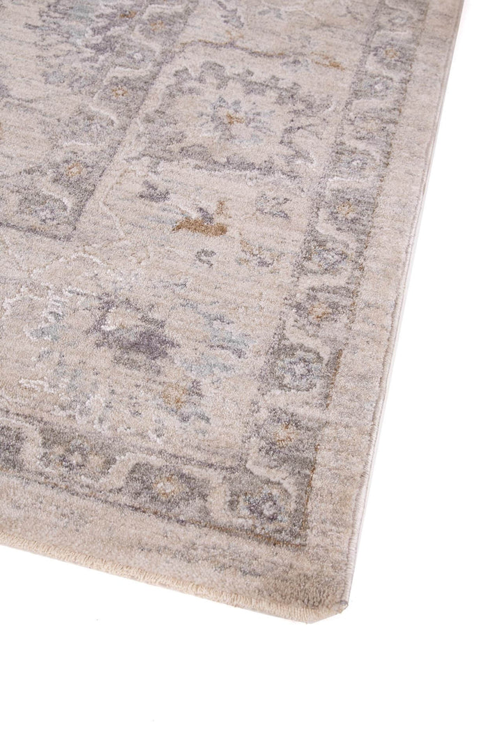 Χαλί Tabriz της Royal Carpet σε ανοιχτό γκρι, σε κοντινή λεπτομέρεια, με προσεγμένο σχέδιο της σειράς και εμφανή υφή επιφάνειας.