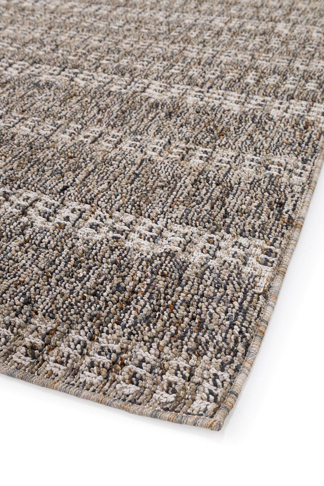 Χαλί Leon της Royal Carpet σε μπλε, τοποθετημένο σε διαμορφωμένο χώρο, με προσεγμένο σχέδιο της σειράς και εμφανή υφή επιφάνειας.