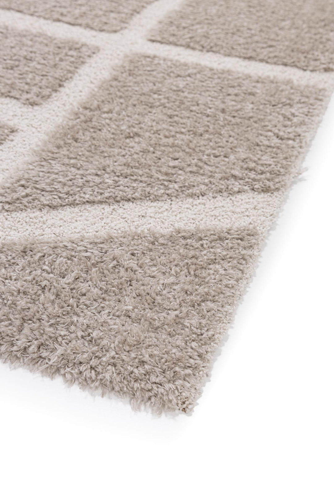 Χαλί Relief της Royal Carpet σε εκρού και γκρι, σε κοντινή λεπτομέρεια, με ανάγλυφη επιφάνεια και εμφανή υφή επιφάνειας.