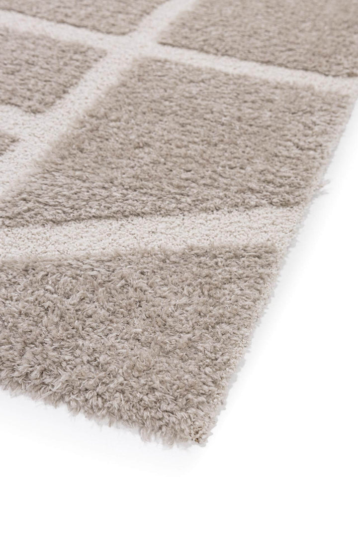 Χαλί Relief της Royal Carpet σε εκρού και γκρι, σε κοντινή λεπτομέρεια, με ανάγλυφη επιφάνεια και εμφανή υφή επιφάνειας.