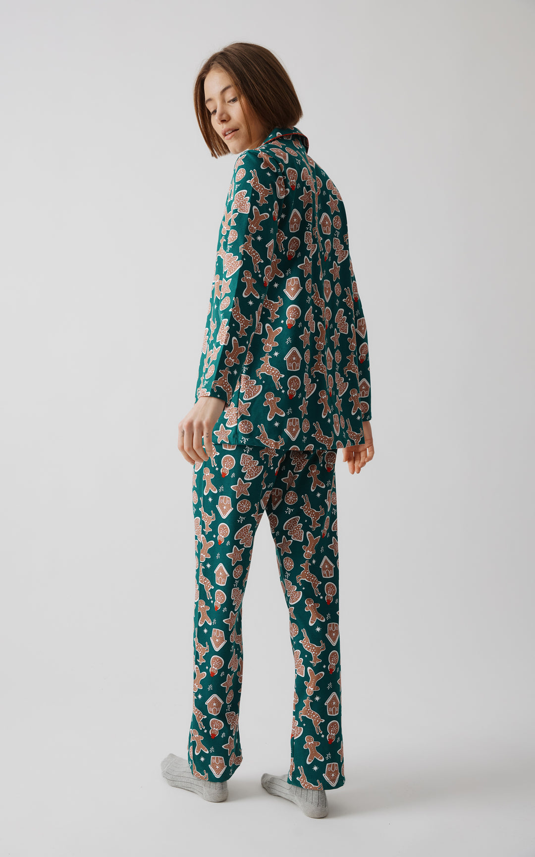 Γυναικεία πιτζάμα σε πράσινο χρώμα με χριστουγεννιάτικο μοτίβο gingerbread, πουκάμισο με κουμπιά και παντελόνι, σε λευκό φόντο.