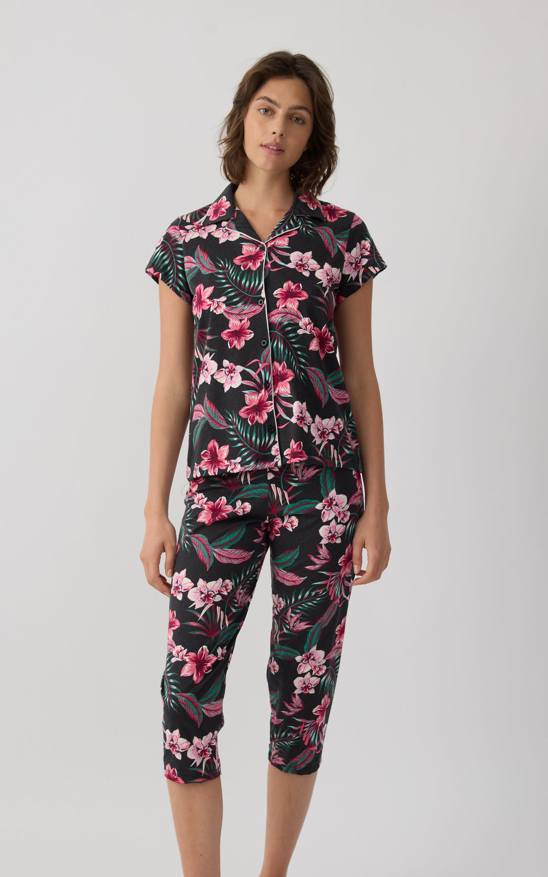 Γυναικεία Πιτζάμα Βαμβακερή Κοντομάνικη Κουμπωτή Με Κάπρι Παντελόνι Σε Φλοράλ Σχέδιο Minerva