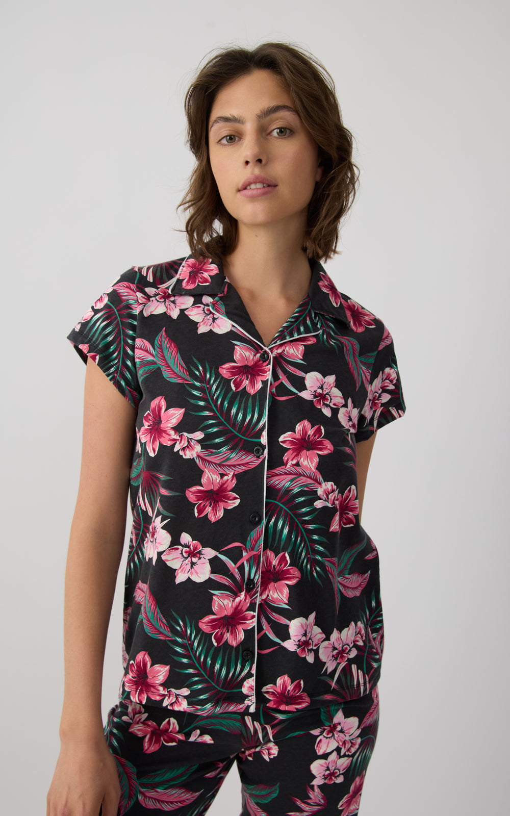 Γυναικεία Πιτζάμα Βαμβακερή Κοντομάνικη Κουμπωτή Με Κάπρι Παντελόνι Σε Φλοράλ Σχέδιο Minerva