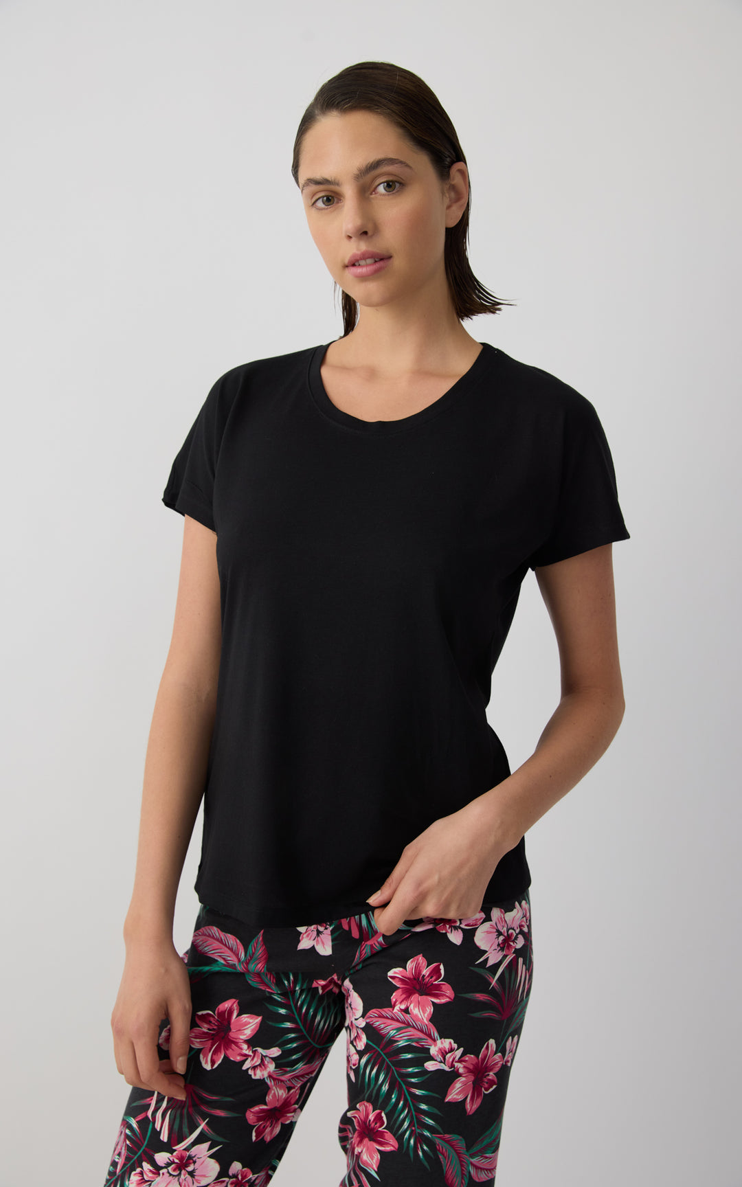 Γυναικεία Μπλούζα Βαμβακερή Κοντομάνικη Μαύρη Με Στρογγυλή Λαιμόκοψη Minerva