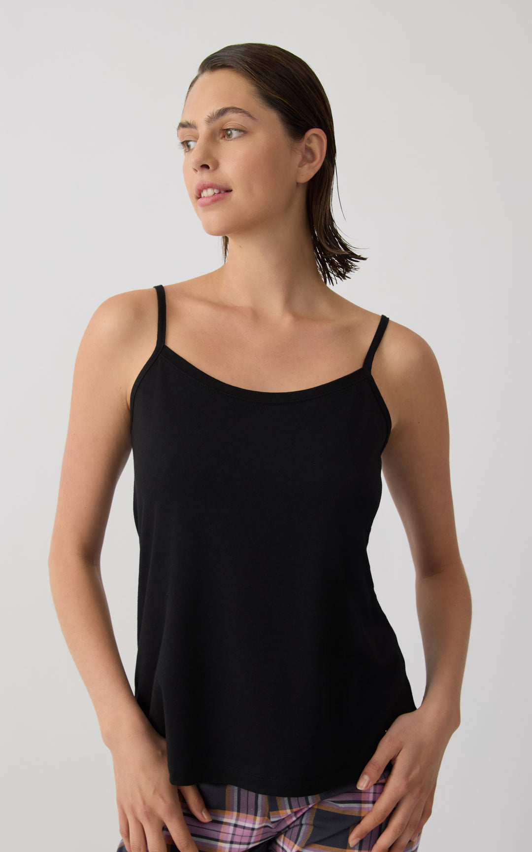 Γυναικεία Μπλούζα Βαμβακερή Αμάνικη Με Λεπτή Τιράντα Μαύρη Με Στρογγυλή Λαιμόκοψη Minerva