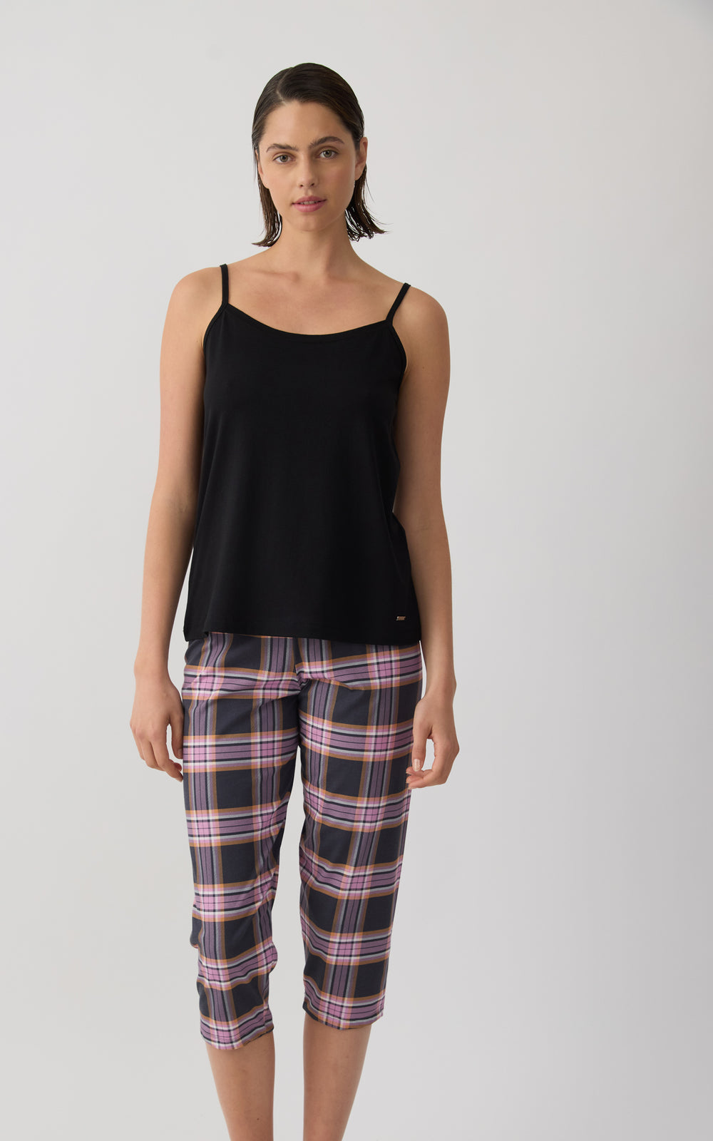 Γυναικεία Μπλούζα Βαμβακερή Αμάνικη Με Λεπτή Τιράντα Μαύρη Με Στρογγυλή Λαιμόκοψη Minerva