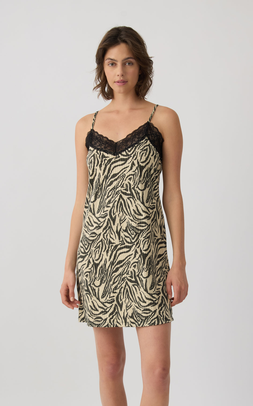 Γυναικείο Νυχτικό Αμάνικο Εκρού-Μαύρη Εμπριμέ με Λεπτομέρεια Δαντέλας στη Λαιμόκοψη Minerva