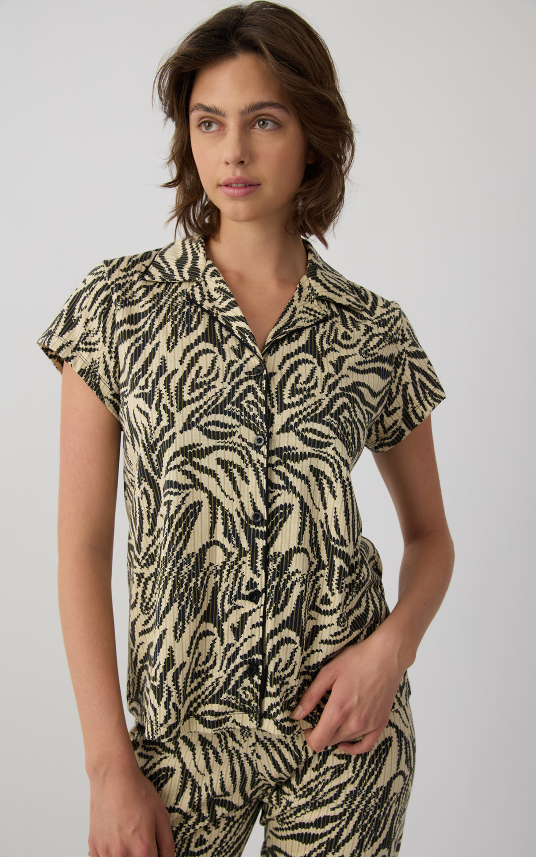 Γυναικεία Πιτζάμα Κοντομάνικη Κουμπωτή Με Κάπρι Παντελόνι Εκρού-Μαύρη Εμπριμέ Minerva