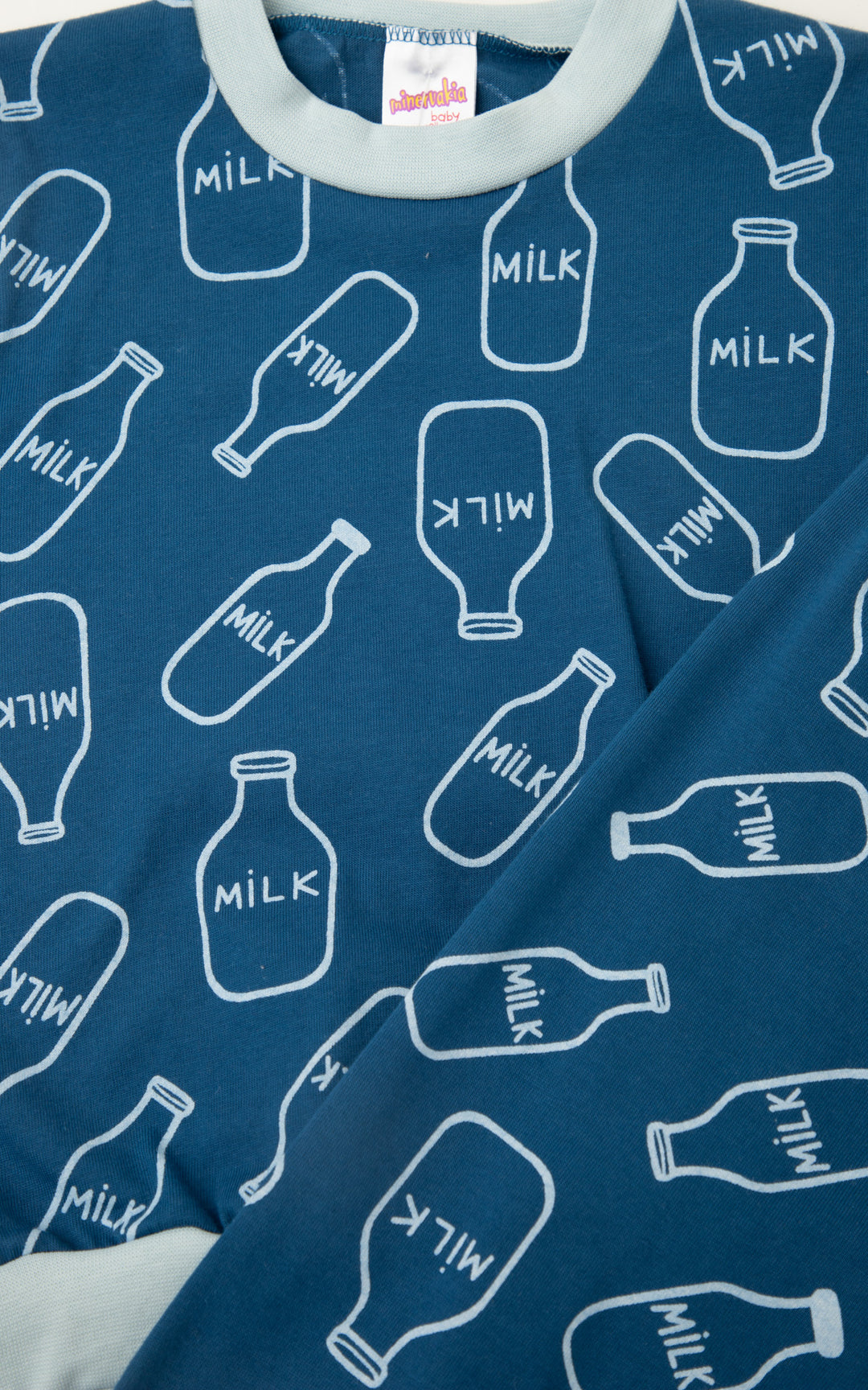 Βρεφική Πιτζάμα Για Αγόρι Μπλε Milk Βαμβακερή Minerva, κοντινή παρουσίαση που αναδεικνύει την υφή, το σχέδιο και τις λεπτομέρειες του προϊόντος.