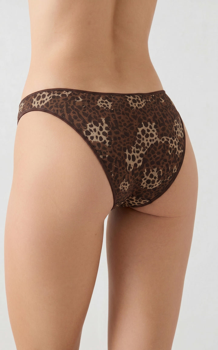 Γυναικείο σλιπ Minerva σε καφέ αποχρώσεις με animal print μοτίβο, κοντινή πίσω όψη εφαρμογής.
