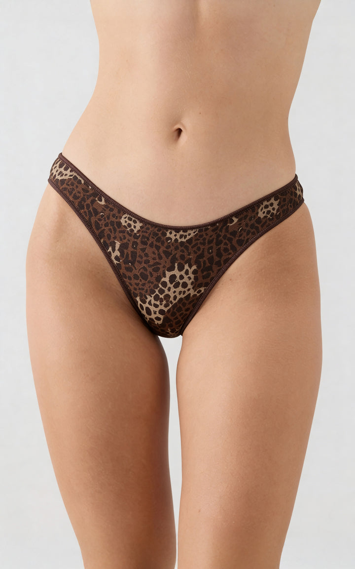 Γυναικείο σλιπ Minerva σε καφέ αποχρώσεις με animal print μοτίβο, κοντινή μπροστινή όψη εφαρμογής.