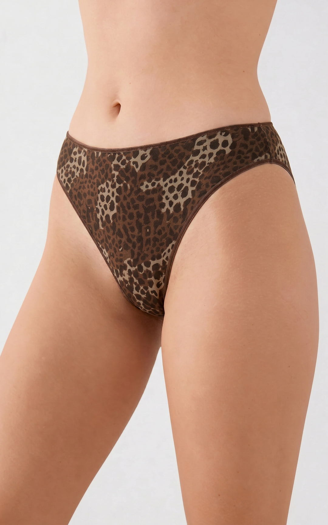 Γυναικείο σλιπ Minerva σε καφέ αποχρώσεις με animal print μοτίβο, κοντινή μπροστινή όψη εφαρμογής.