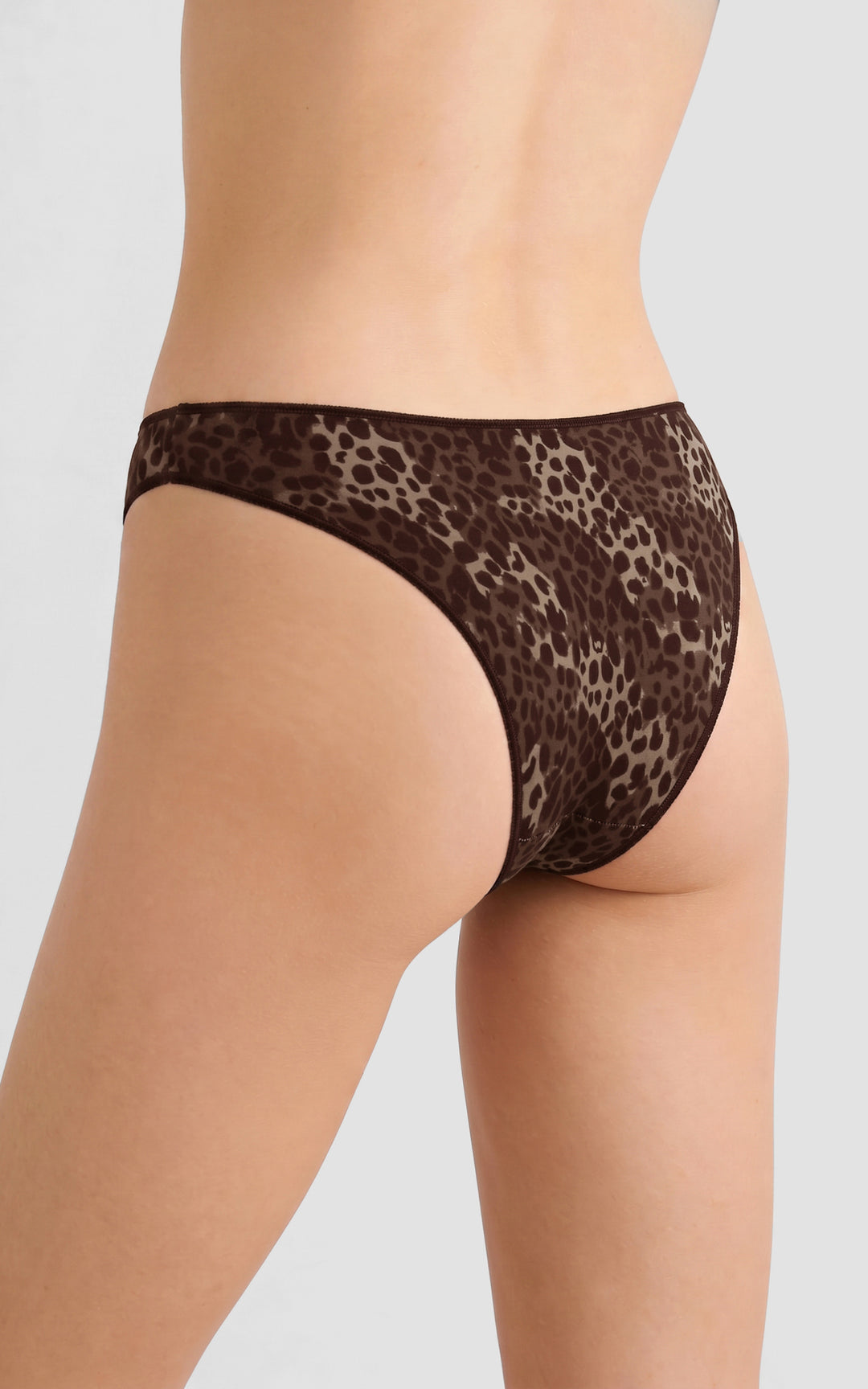 Γυναικείο brazilian σλιπ Minerva με καφέ animal print σχέδιο σε εκρού λεπτομέρειες, πίσω πλάγια όψη εφαρμογής.