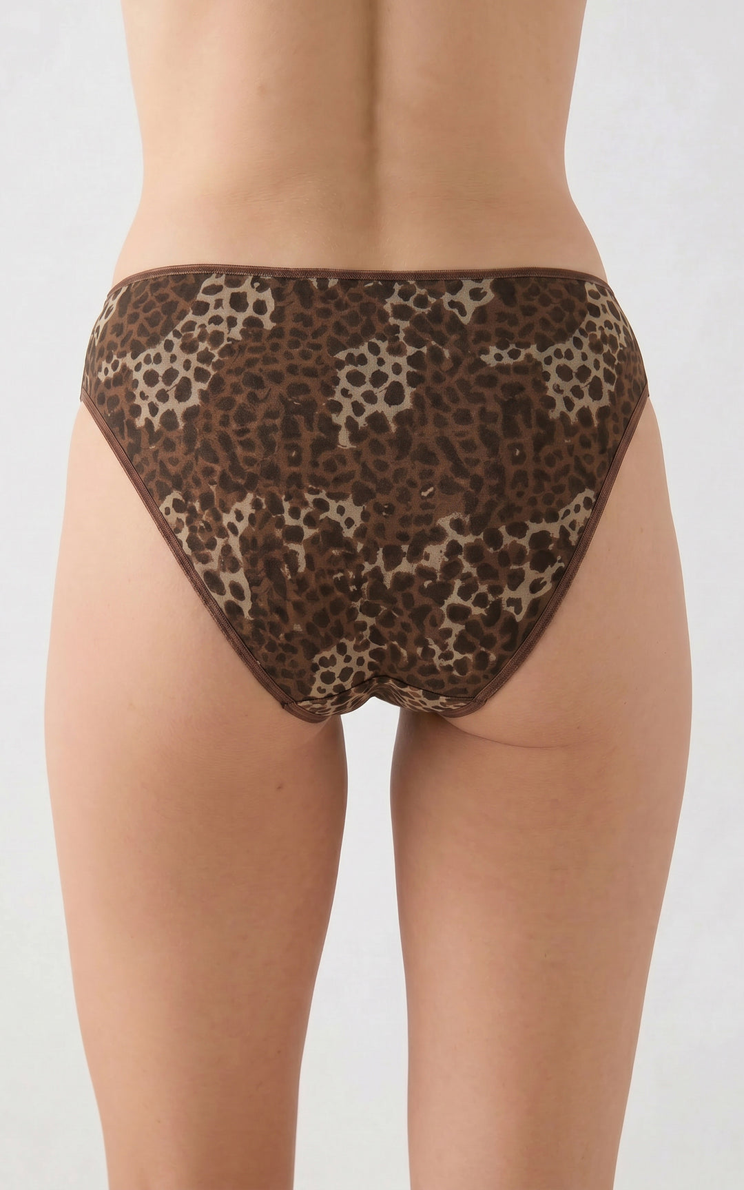 Γυναικείο σλιπ Minerva με καφέ animal print σχέδιο και εκρού λεπτομέρειες, πίσω όψη εφαρμογής.