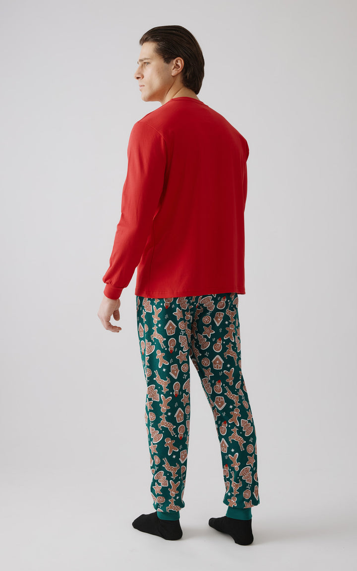 Πίσω όψη ανδρικής χριστουγεννιάτικης πιτζάμας σε κόκκινο χρώμα με παντελόνι γεμάτο μοτίβα από μπισκότα gingerbread.