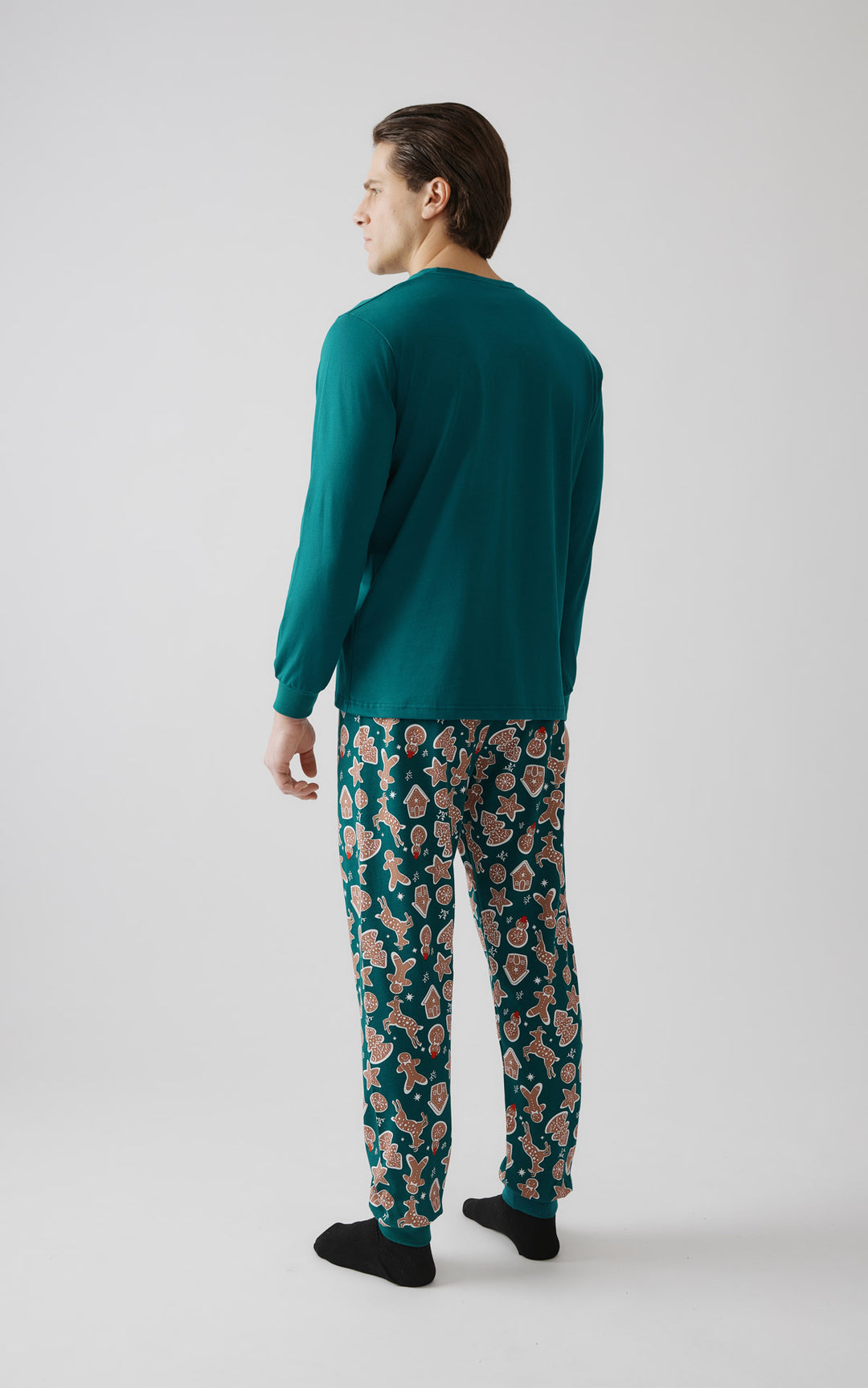 Πίσω όψη ανδρικής χριστουγεννιάτικης πιτζάμας σε πράσινο χρώμα με παντελόνι γεμάτο μοτίβα από μπισκότα gingerbread.