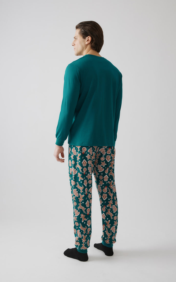 Πίσω όψη ανδρικής χριστουγεννιάτικης πιτζάμας σε πράσινο χρώμα με παντελόνι γεμάτο μοτίβα από μπισκότα gingerbread.