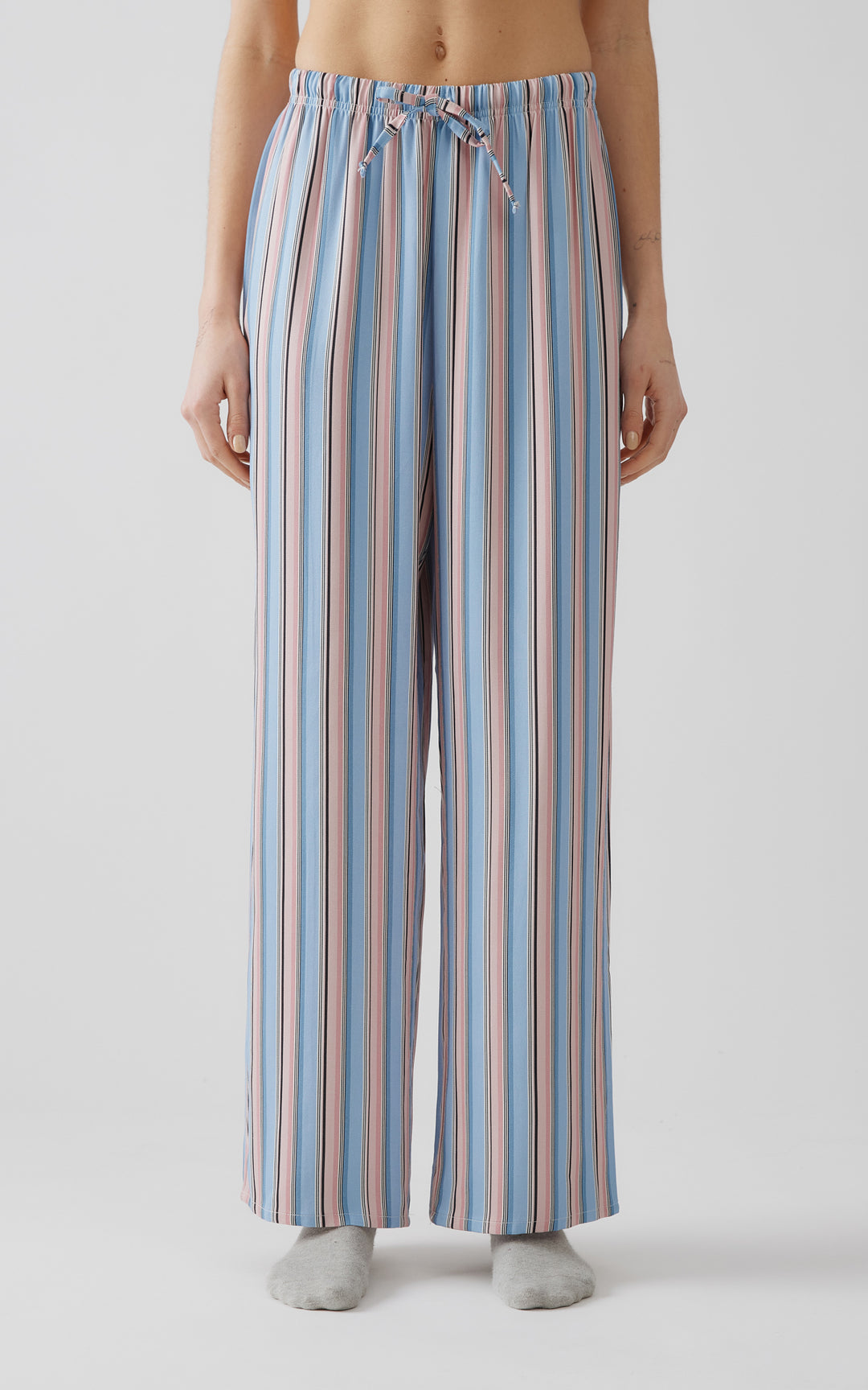 Γυναικείο ριγέ παντελόνι πιτζάμας σε ίσια γραμμή με ροζ, γαλάζιες και μαύρες ρίγες.