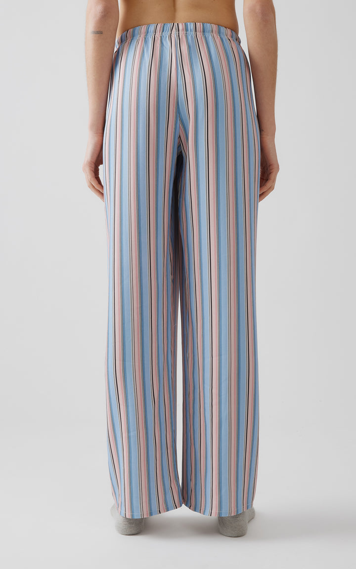 Πίσω όψη γυναικείου ριγέ παντελονιού πιτζάμας σε ροζ και γαλάζιες αποχρώσεις.