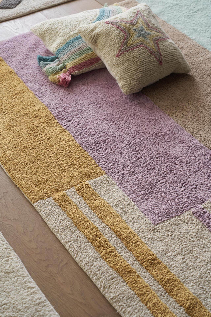 Παιδικό χαλί Little Steps της Royal Carpet σε ουδέτερη απόχρωση, τοποθετημένο σε διαμορφωμένο χώρο, με γεωμετρικό μοτίβο και εμφανή υφή επιφάνειας.