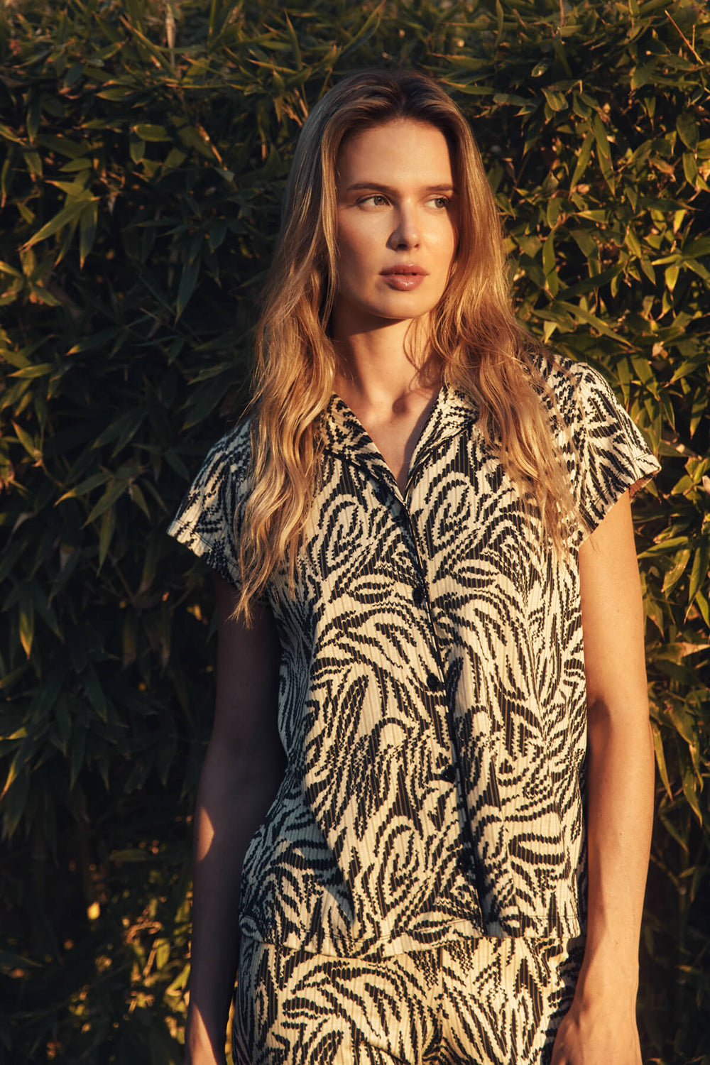 Γυναικεία Πιτζάμα Κοντομάνικη Κουμπωτή Με Κάπρι Παντελόνι Εκρού-Μαύρη Εμπριμέ Minerva