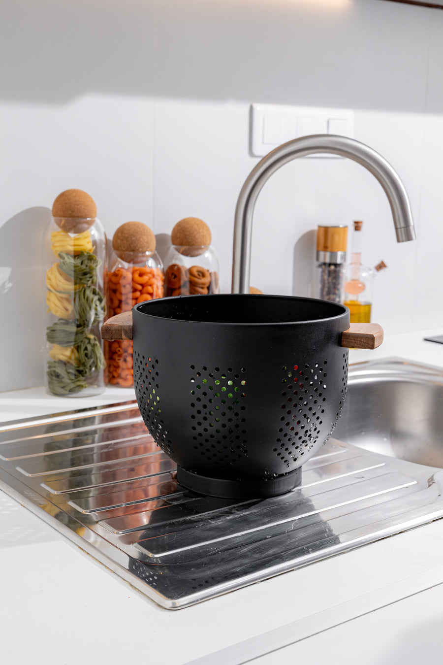 Σουρωτήρι Ζυμαρικών Ανοξείδωτο 22cm Με Ξύλινες Λαβές Μαύρο Allure Estia