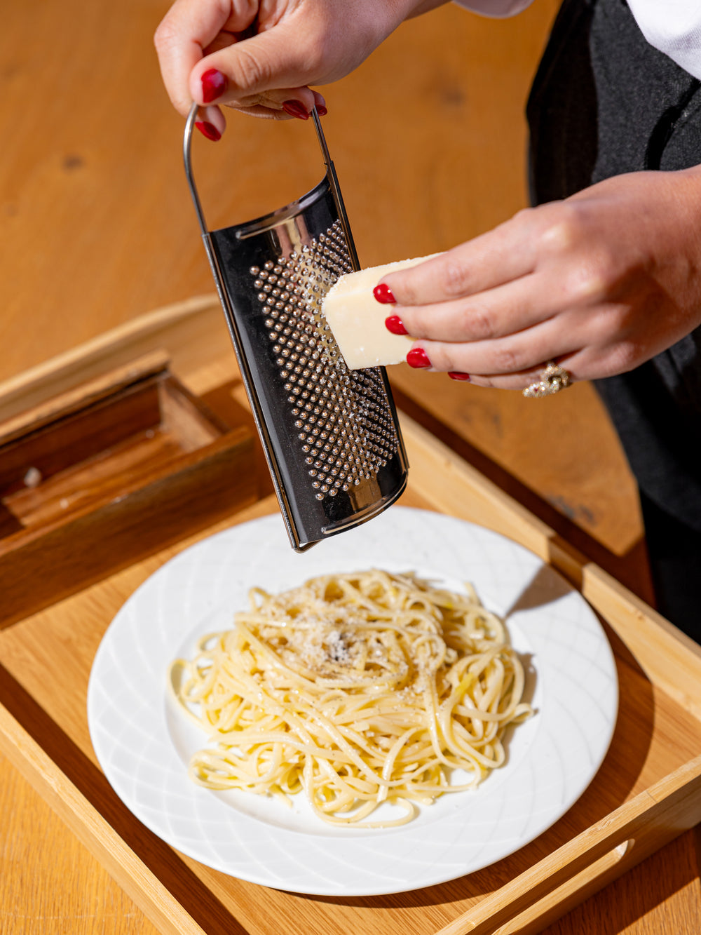 Τρίφτης Χειρός Ανοξείδωτος Με Ξύλινη Λαβή Allure Estia