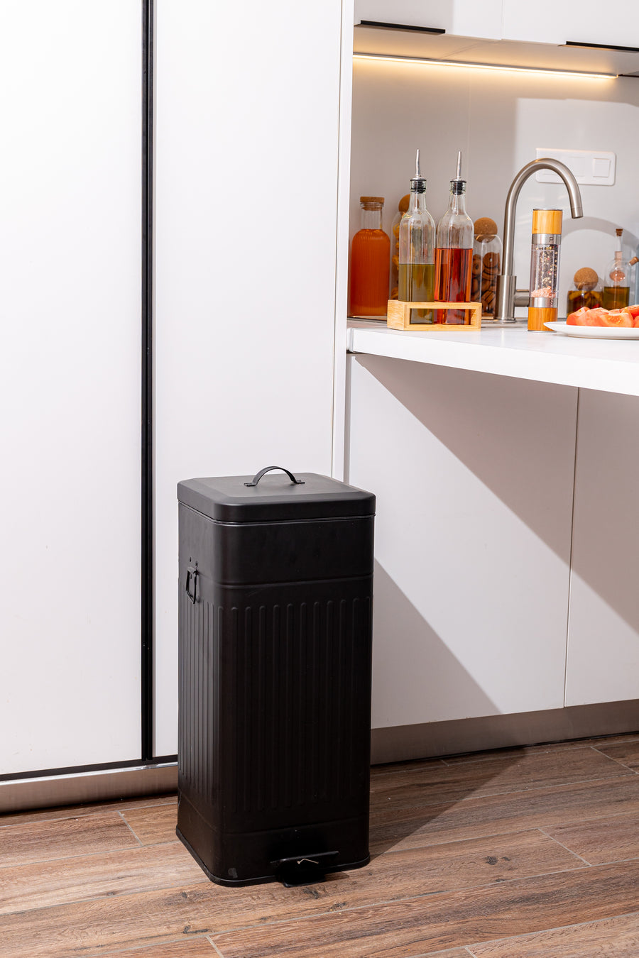 Κάδος Απορριμάτων Κουζίνας Ατσάλινος Μαύρος Με Λαβή 30lt Estia