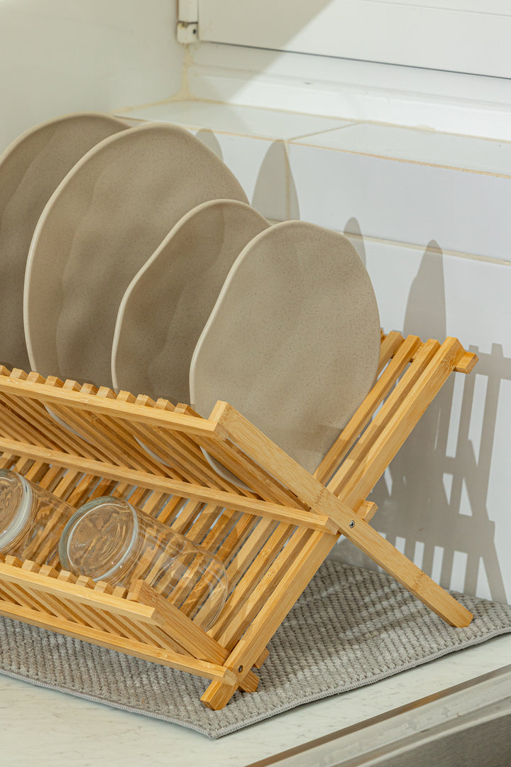 Καθαρή φωτογραφία της άδειας πιατοθήκης bamboo, εστιάζοντας στις λεπτομέρειες των ενώσεων και τη στιβαρότητα της κατασκευής.