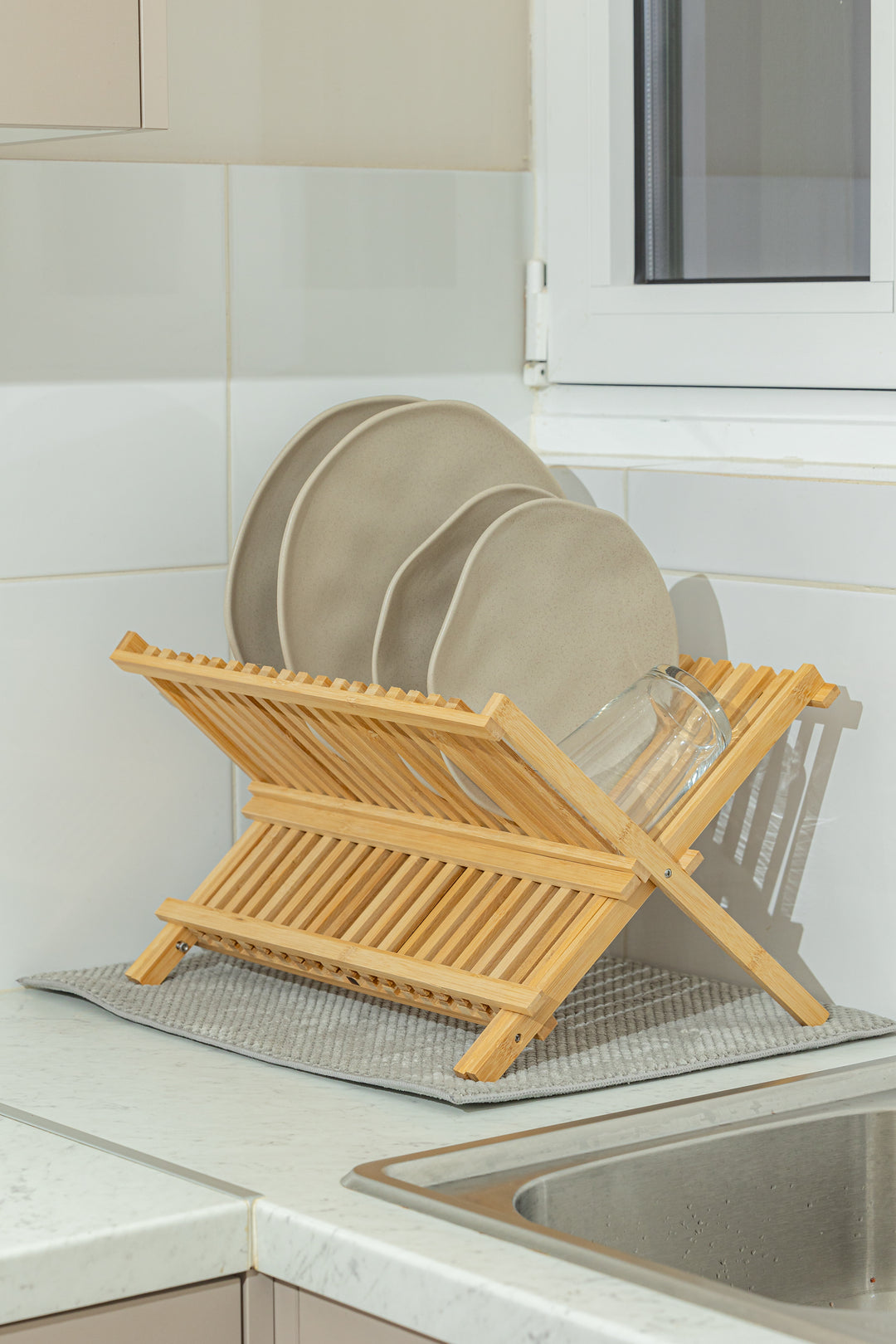 Η πιατοθήκη σε ημι-αναδιπλωμένη θέση, υπογραμμίζοντας την ευκολία αποθήκευσης και τη λειτουργικότητα του πτυσσόμενου μηχανισμού.