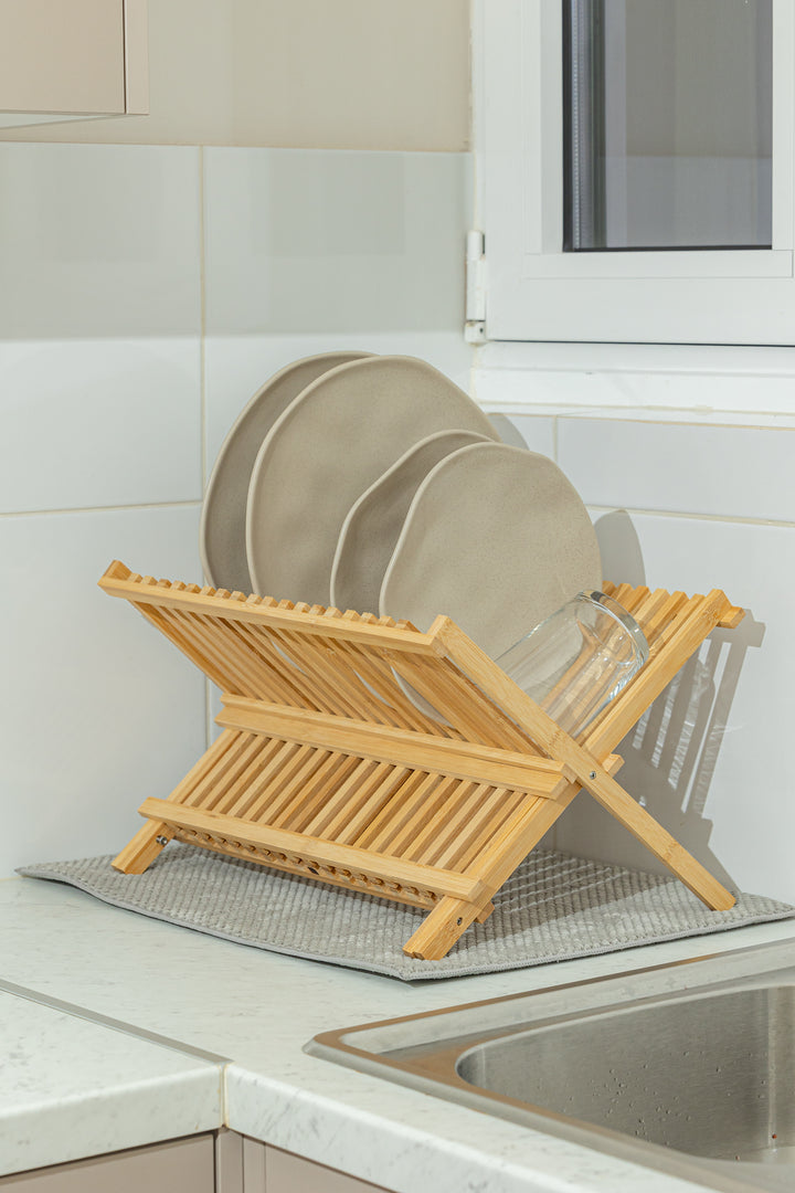 Η πιατοθήκη σε ημι-αναδιπλωμένη θέση, υπογραμμίζοντας την ευκολία αποθήκευσης και τη λειτουργικότητα του πτυσσόμενου μηχανισμού.