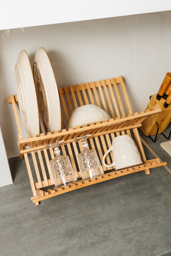 Πλήρης προβολή της ανοιχτής πιατοθήκης bamboo σε λευκό φόντο, εμφανίζοντας την κλασική δομή σχήματος "Χ" και τις οριζόντιες ράβδους στήριξης.