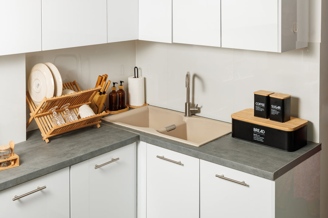 Κοντινή λήψη της πιατοθήκης bamboo σε χρήση, με τοποθετημένα πιάτα στο πάνω επίπεδο, αναδεικνύοντας τη φυσική υφή του υλικού.