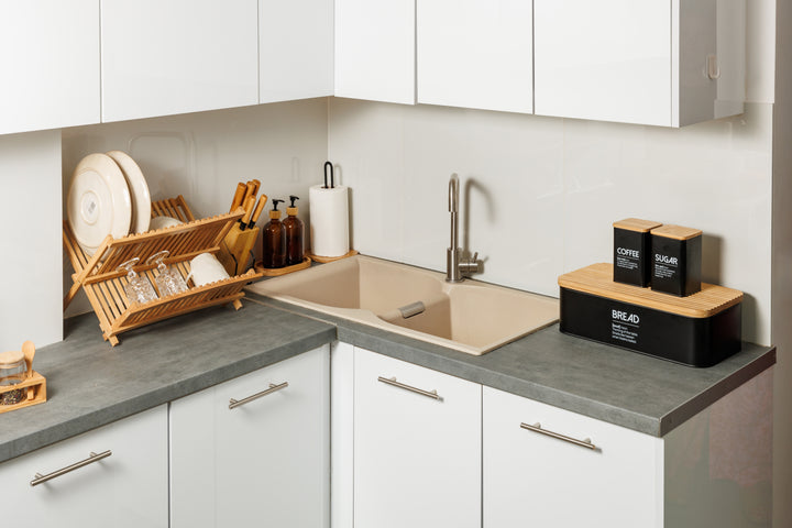 Κοντινή λήψη της πιατοθήκης bamboo σε χρήση, με τοποθετημένα πιάτα στο πάνω επίπεδο, αναδεικνύοντας τη φυσική υφή του υλικού.