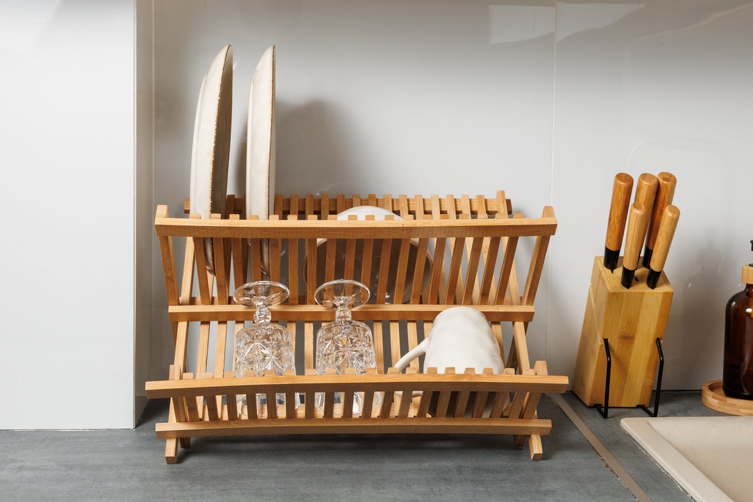 Η πιατοθήκη bamboo τοποθετημένη σε πάγκο κουζίνας, παρουσιάζοντας την ικανότητα αποθήκευσης πιάτων και μπολ σε ένα ζεστό, οικιακό περιβάλλον.