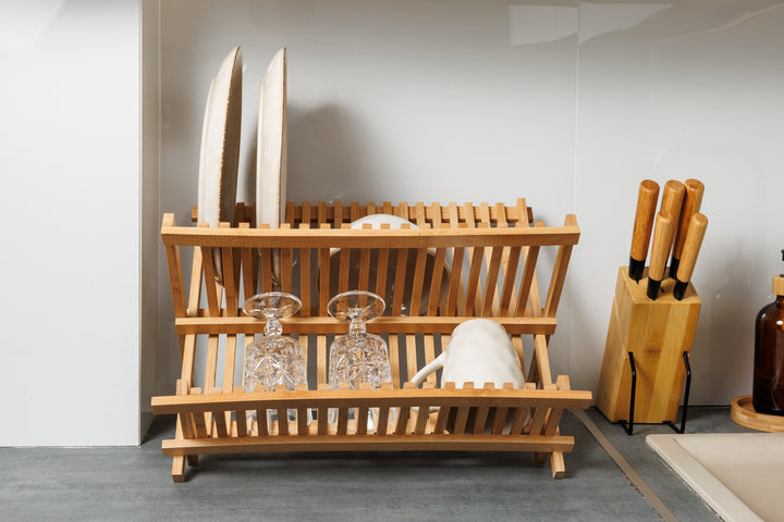 Η πιατοθήκη bamboo τοποθετημένη σε πάγκο κουζίνας, παρουσιάζοντας την ικανότητα αποθήκευσης πιάτων και μπολ σε ένα ζεστό, οικιακό περιβάλλον.