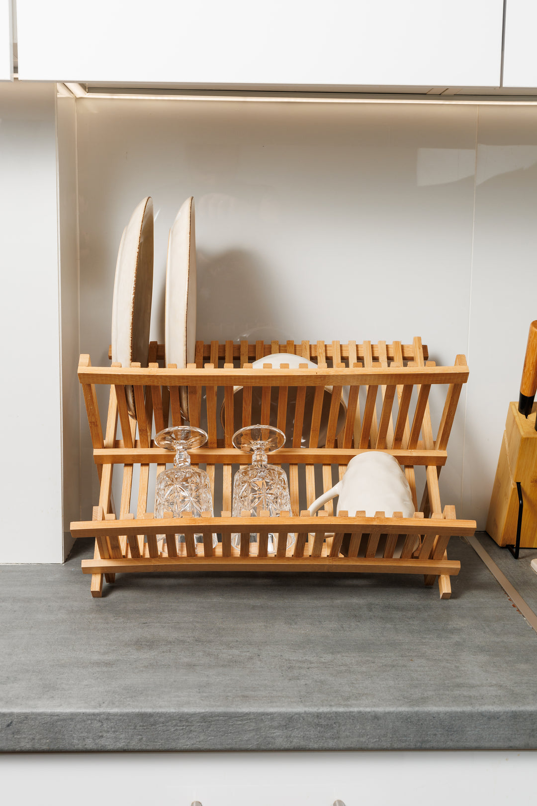 Λήψη υπό γωνία που δείχνει το κάτω επίπεδο της πιατοθήκης bamboo, ιδανικό για το στέγνωμα μικρότερων σκευών και φλιτζανιών.