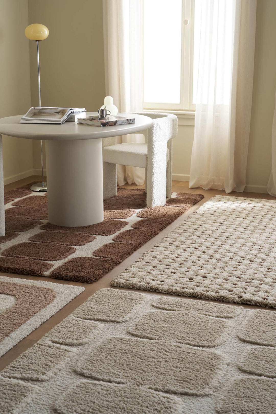 Χαλί Royal Carpet της Royal Carpet σε εκρού, τοποθετημένο σε διαμορφωμένο χώρο, με προσεγμένο σχέδιο της σειράς και εμφανή υφή επιφάνειας.