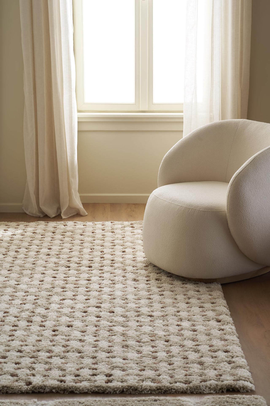 Χαλί Royal Carpet της Royal Carpet σε εκρού, τοποθετημένο σε διαμορφωμένο χώρο, με προσεγμένο σχέδιο της σειράς και εμφανή υφή επιφάνειας.