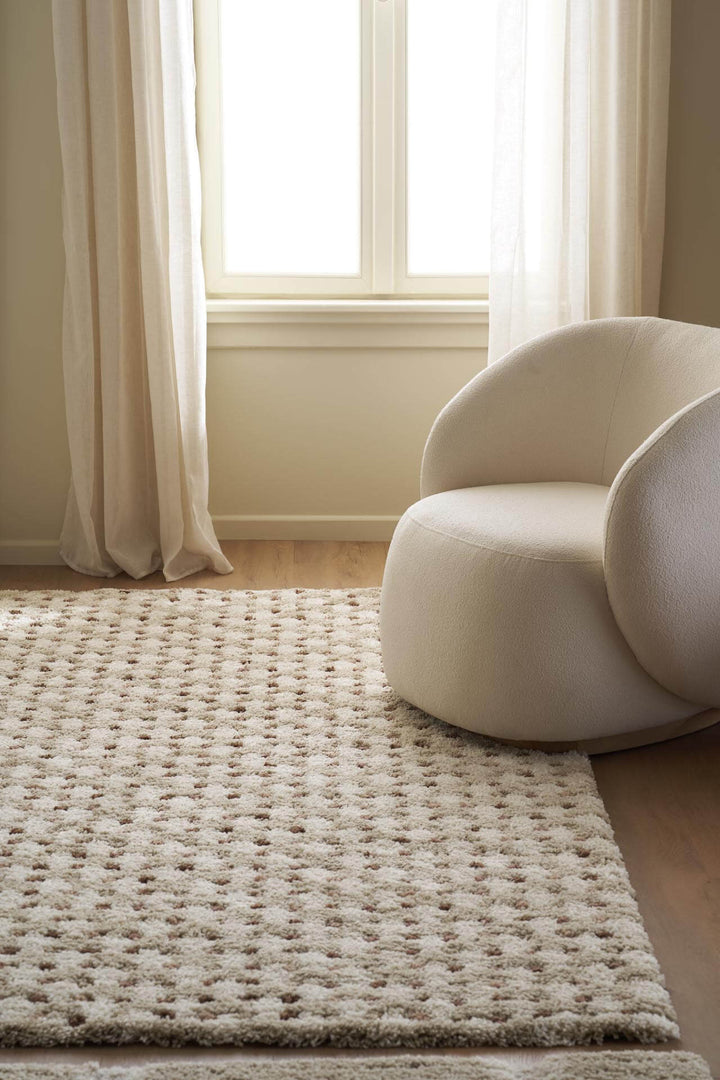 Χαλί Royal Carpet της Royal Carpet σε εκρού, τοποθετημένο σε διαμορφωμένο χώρο, με προσεγμένο σχέδιο της σειράς και εμφανή υφή επιφάνειας.