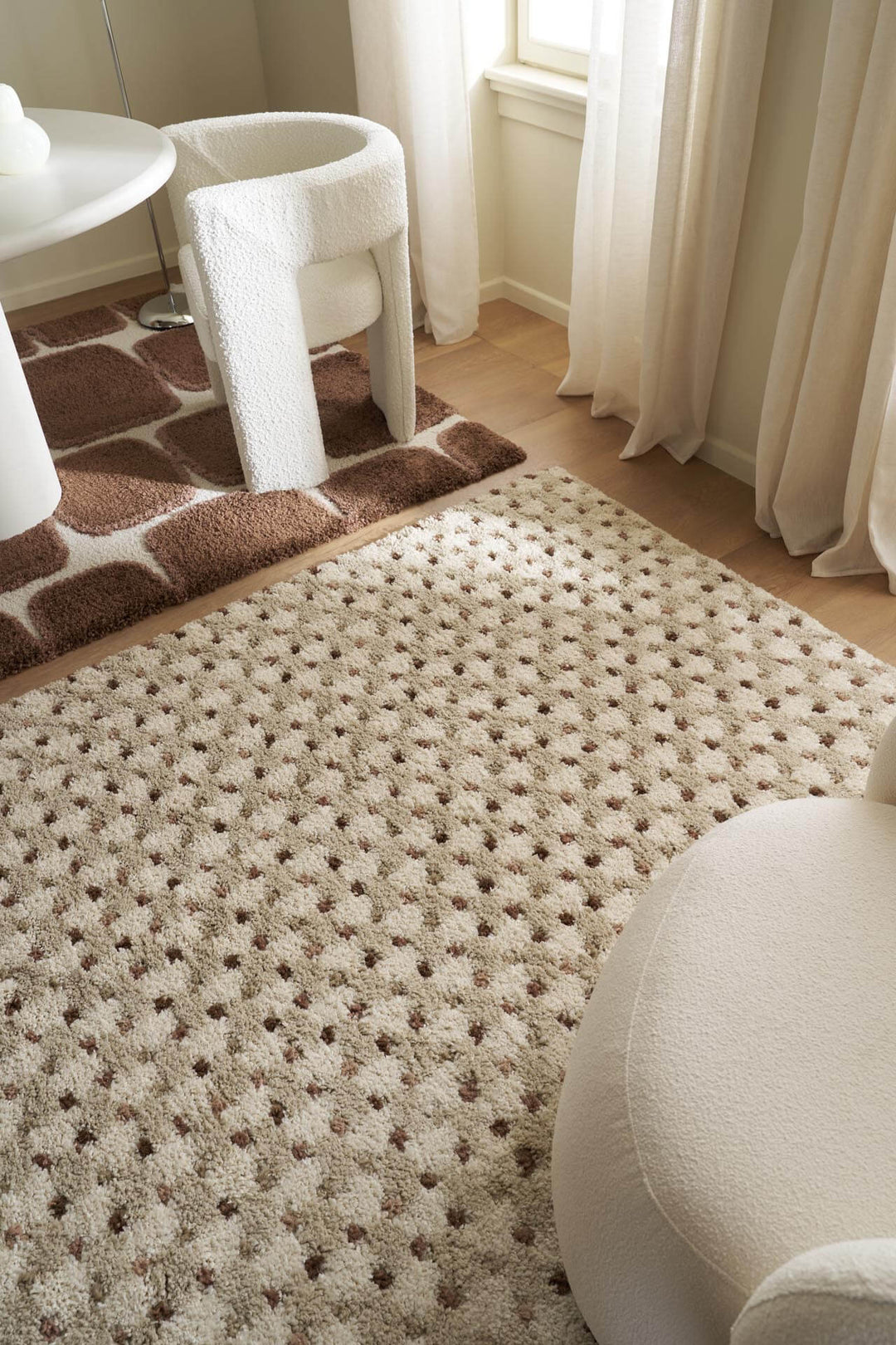 Χαλί Royal Carpet της Royal Carpet σε εκρού, με έμφαση στο σχέδιο και την υφή, με προσεγμένο σχέδιο της σειράς και εμφανή υφή επιφάνειας.