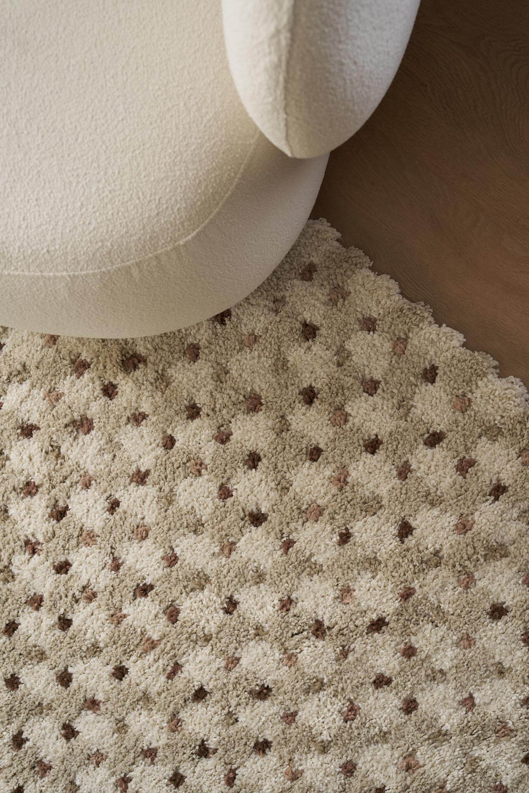 Χαλί Royal Carpet της Royal Carpet σε εκρού, σε δεύτερη διακοσμητική όψη, με προσεγμένο σχέδιο της σειράς και εμφανή υφή επιφάνειας.