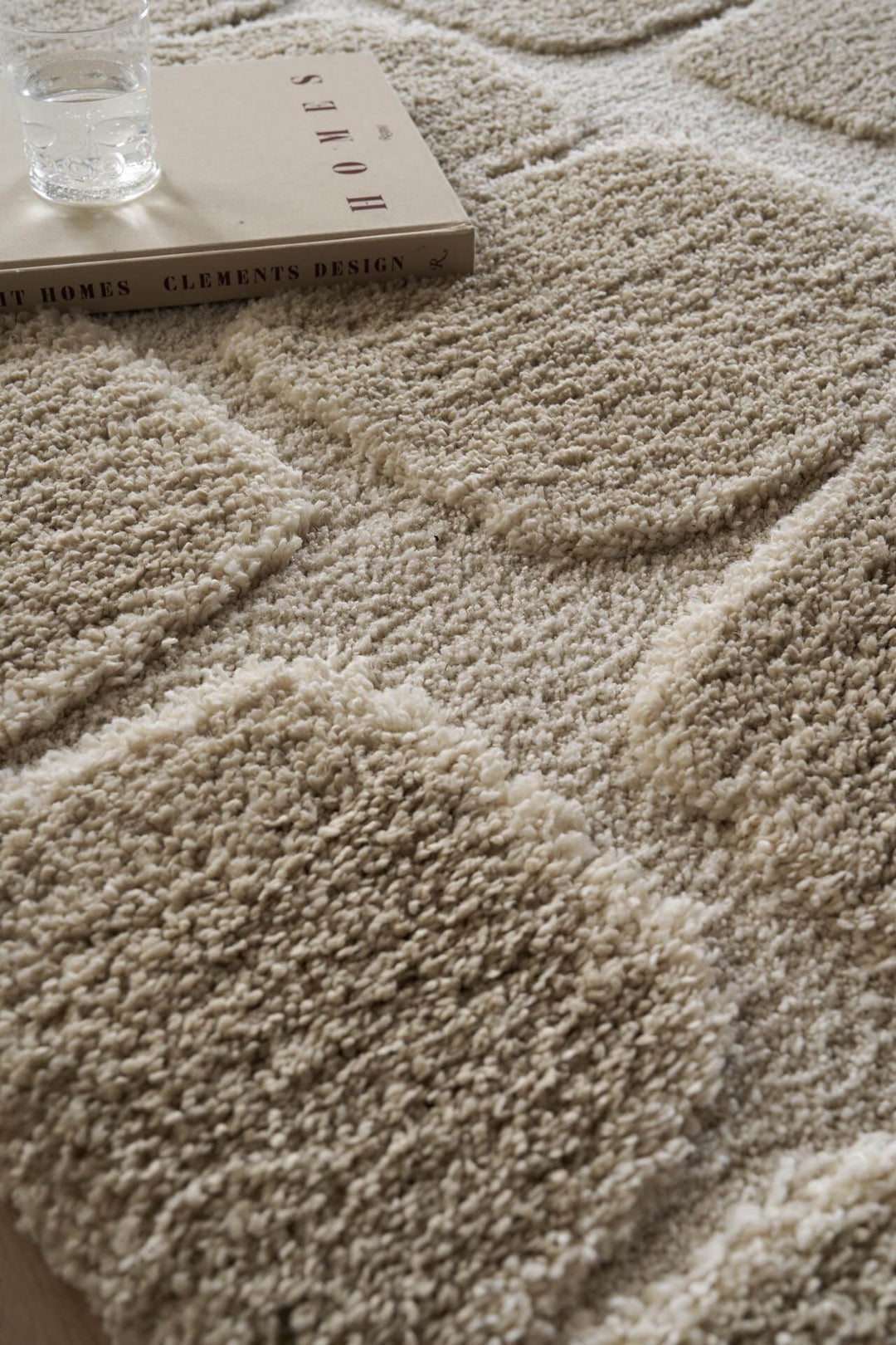 Χαλί Royal Carpet της Royal Carpet σε εκρού, με έμφαση στο σχέδιο και την υφή, με προσεγμένο σχέδιο της σειράς και εμφανή υφή επιφάνειας.