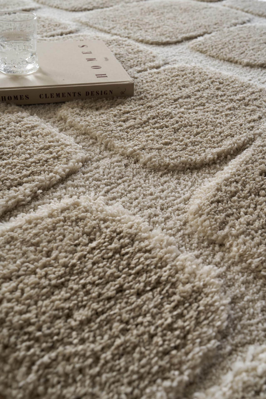 Χαλί Royal Carpet της Royal Carpet σε εκρού, σε δεύτερη διακοσμητική όψη, με προσεγμένο σχέδιο της σειράς και εμφανή υφή επιφάνειας.