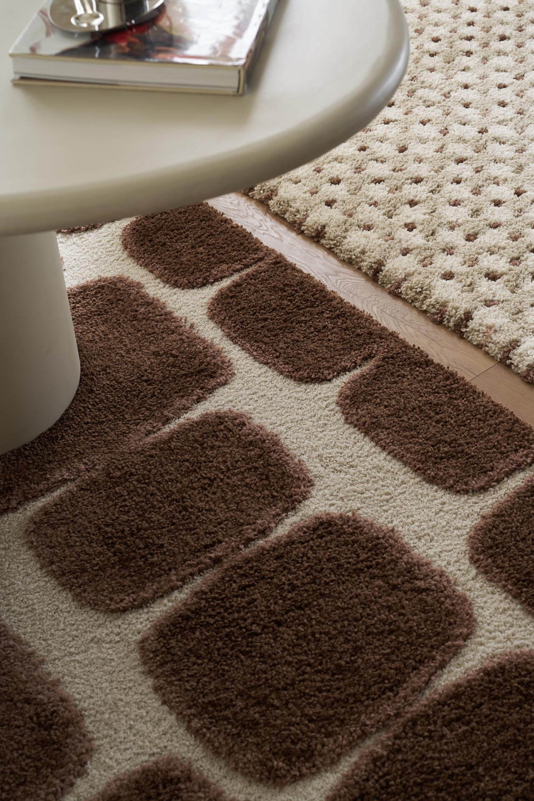 Χαλί Royal Carpet της Royal Carpet σε καφέ, τοποθετημένο σε διαμορφωμένο χώρο, με προσεγμένο σχέδιο της σειράς και εμφανή υφή επιφάνειας.