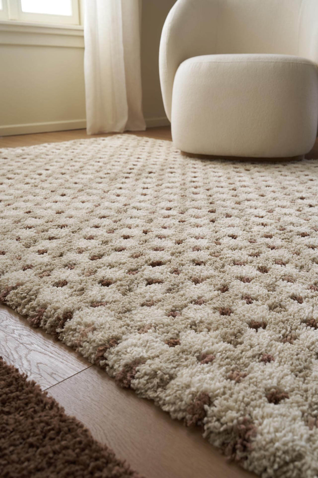 Χαλί Royal Carpet της Royal Carpet σε εκρού, σε διαφορετική όψη, με προσεγμένο σχέδιο της σειράς και εμφανή υφή επιφάνειας.